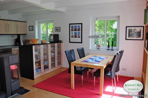 Langeoog Ferienhaus Achter&#39;t Hus - 1 - Wohnraum mit Küche und Essplatz