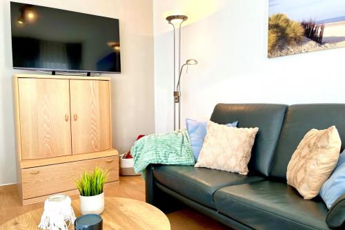 Langeoog Ferienwohnung Us Langeoog - An den Hellerwiesen - An den Hellerwiesen Wohnzimmer mit TV