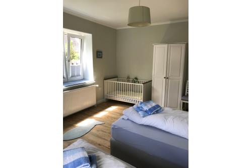 Langeoog Ferienwohnung De Fischer un sien Froo - Blumental - 2. Schlafzimmer mit PAIDI Kinderbett