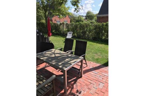 Langeoog Ferienwohnung De Fischer un sien Froo - Blumental - Garten von der Terrasse aus betrachtet
