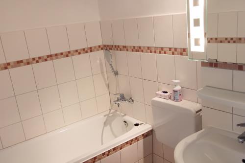 Langeoog Ferienhaus Baldes - Toilette mit Badewanne