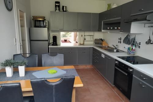 Langeoog Ferienhaus Baldes - Küche mit Essecke
