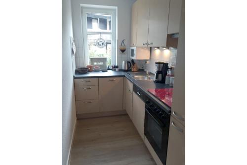 Langeoog Ferienhaus MeerZeit - MeerZeit - Küche mit Geschirrspüler etc.