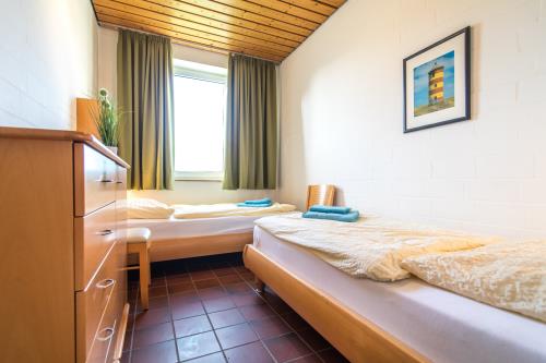 Langeoog Ferienhaus Ferienwohnanlage Ahlering - Am Wall - Am Wall Haus 1 - Schlafzimmer EG