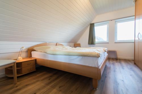Langeoog Ferienhaus Ferienwohnanlage Ahlering - Am Wall - Am Wall Haus 3 - Schlafzimmer mit Doppelbett