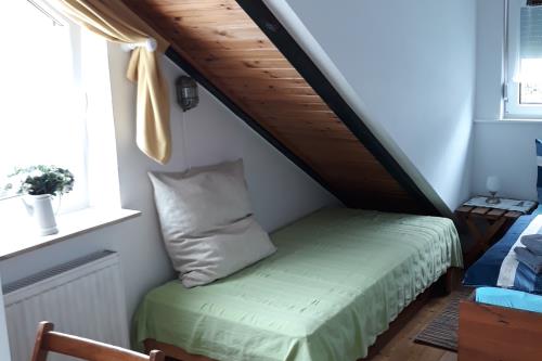 Langeoog Ferienwohnung Lütje Oog (links) - Einzelbett im Schlafzimmer