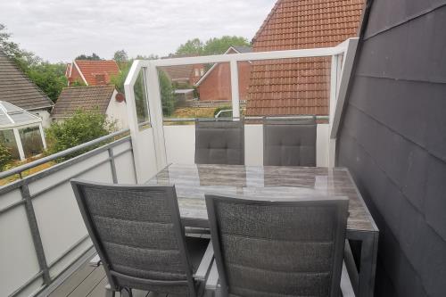 Langeoog Ferienwohnung Haus Dinkla - Wohnung oben - Balkon mit Windfang aus Glas