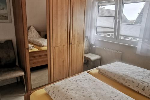 Langeoog Ferienwohnung Haus Dinkla - Wohnung oben - Elternschlafraum mit großem Schrank