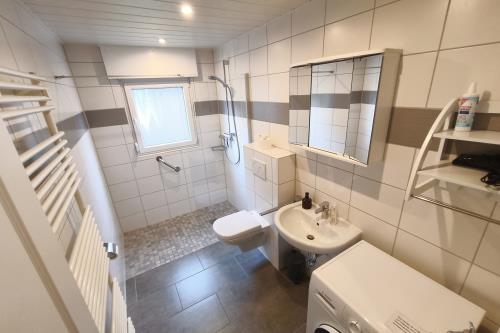 Langeoog Ferienwohnung Haus Dinkla - Wohnung unten - Bad mit Dusche und Waschmaschine