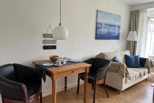 Langeoog Ferienwohnungen Kiebitzweg - Wolke7 - Essplatz mit Sofa