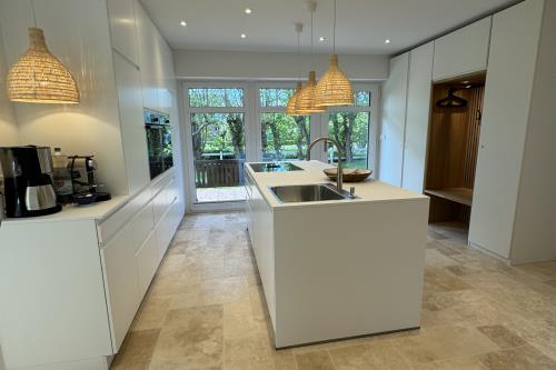 Langeoog Ferienwohnung Polderhus - 1 - Eingangsbereich mit Küche und Garderobe