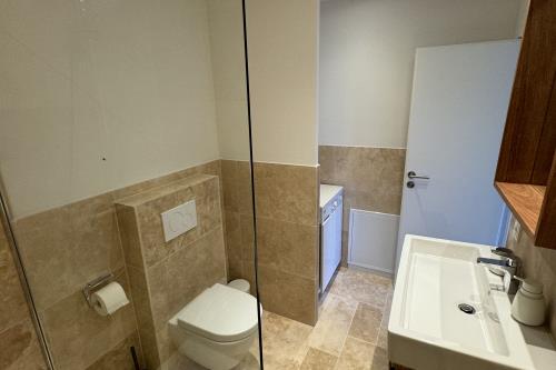 Langeoog Ferienwohnung Polderhus - 1 - en-suite Duschbad mit Waschmaschine