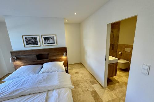 Langeoog Ferienwohnung Polderhus - 1 - Schlafzimmer 2 mit Duschbad en-suite