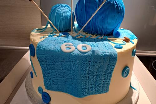 Langeoog Ferienwohnung Achter&#39;t Dörp - Torte mit Strickmaterial und Gestricktem