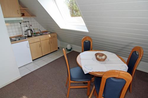 Langeoog Ferienwohnung Haus Numrich - Whg. 4 - Küchenzeile mit Essbereich