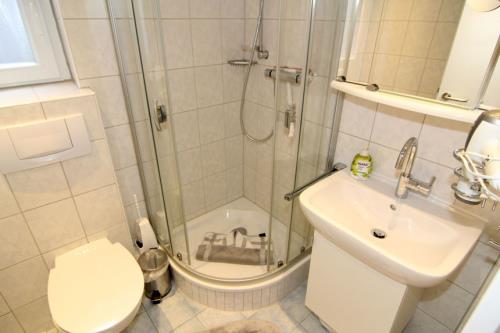 Langeoog Ferienwohnung Haus Seeschwalbe - 4 - Bad 