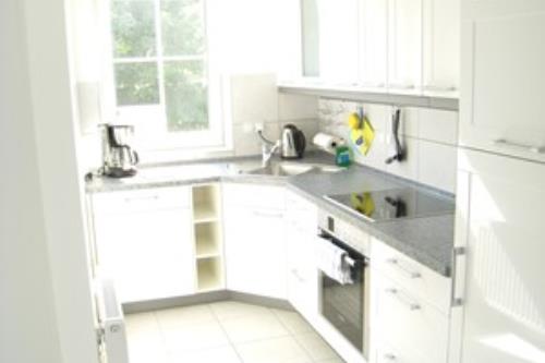 Langeoog Ferienhaus Haus Wellenstern - 1 - offene, moderne Küche im Erdgeschoss