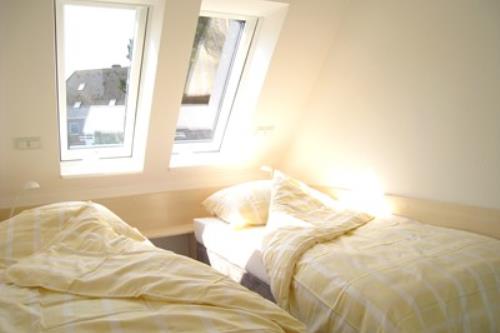 Langeoog Ferienhaus Haus Wellenstern - 1 - Zweibettzimmer im Obergeschoss