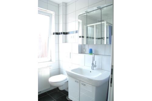 Langeoog Ferienhaus Haus Wellenstern - 1 - Bad im Obergeschoss