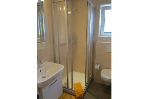 Langeoog Ferienwohnung Haus am Wind / am Strand - 4 - Bad im warmen Design