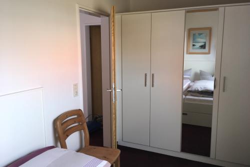 Langeoog Ferienwohnung Haus am Wind / am Strand - 4 - Spiegelschrank mit Innenbeleuchtung 