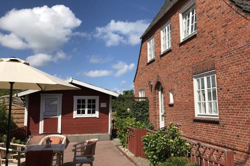 Langeoog Ferienhaus HeerenHuus - Ansicht Eingangsseite mit Sitzplatz