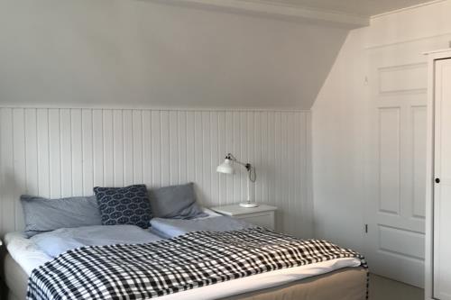 Langeoog Ferienhaus HeerenHuus - Schlafzimmer mit Doppel - und Babybett