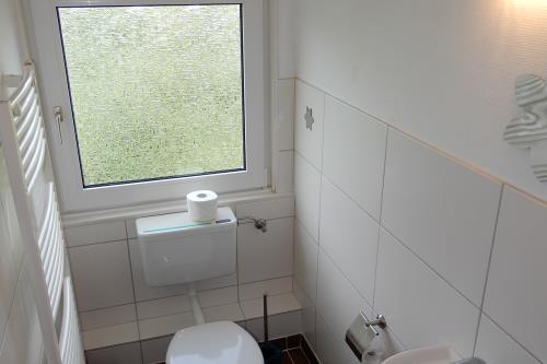 Langeoog Ferienwohnung Im Hasenwinkel - Sturmmöwe - Sturmmöwe WC mit Waschtisch