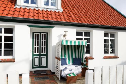 Langeoog Ferienwohnung Insulanerhaus Lüttje Pad 1 Solten Wind  - V 01 - Terrasse mit Strandkorb