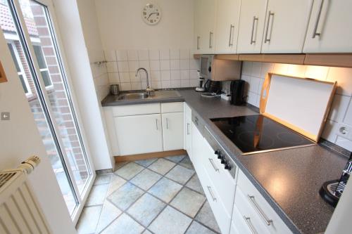 Langeoog Ferienhaus Karkpolder Residenz Haus 3 - Ansicht Küche mit Arbeitszeile und Teras