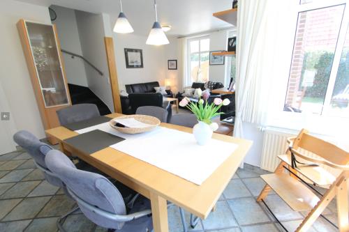 Langeoog Ferienhaus Karkpolder Residenz Haus 3 - Ansicht von Essecke zum Wohnzimmer