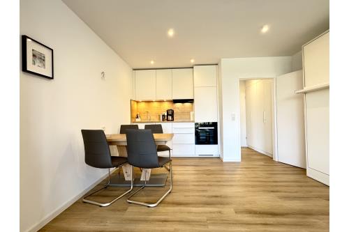 Langeoog Ferienwohnung Kiebitzregenpfeifer - Küchenzeile mit Esstisch