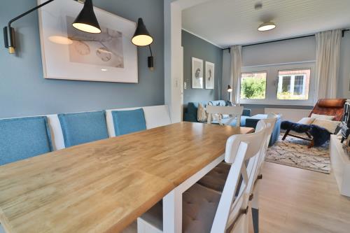 Langeoog Ferienwohnung Vermietung am Meer – Langeooger Viermaster - Blaues Segel - Wohnzimmer