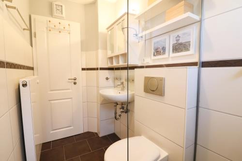 Langeoog Ferienwohnung Vermietung am Meer – Langeooger Viermaster - Blaues Segel - Badezimmer