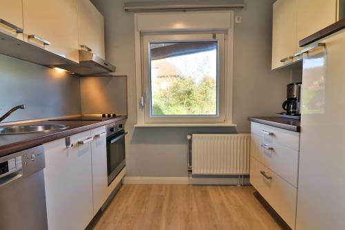 Langeoog Ferienwohnung Vermietung am Meer – Langeooger Viermaster - Blaues Segel - Küche