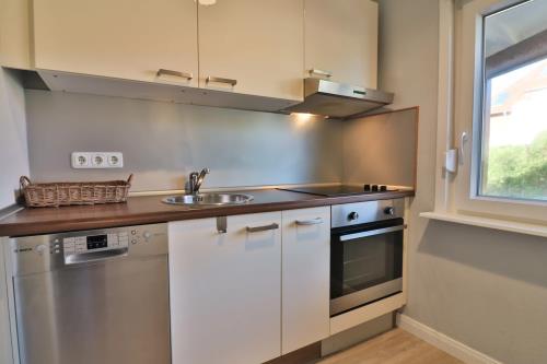 Langeoog Ferienwohnung Vermietung am Meer – Langeooger Viermaster - Blaues Segel - Küche