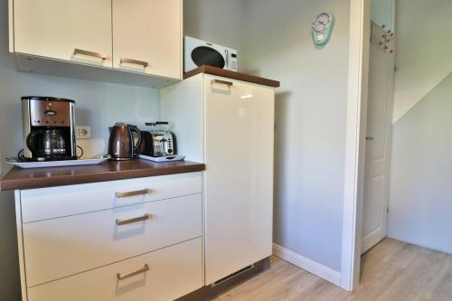 Langeoog Ferienwohnung Vermietung am Meer – Langeooger Viermaster - Blaues Segel - Küche