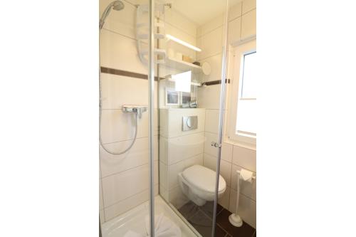 Langeoog Ferienwohnung Vermietung am Meer – Langeooger Viermaster - Gelbes Segel - Badezimmer