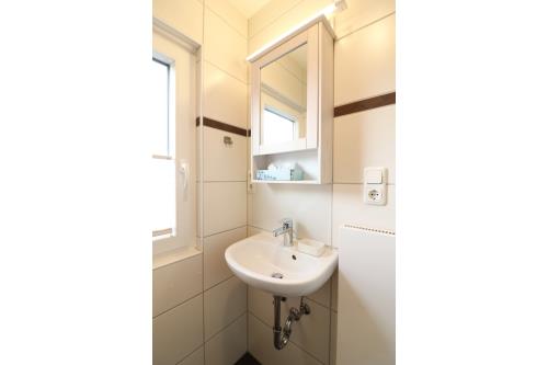 Langeoog Ferienwohnung Vermietung am Meer – Langeooger Viermaster - Gelbes Segel - Badezimmer