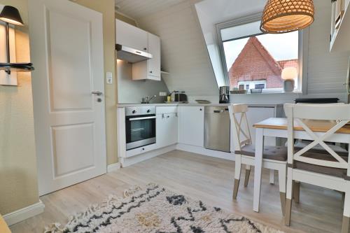 Langeoog Ferienwohnung Vermietung am Meer – Langeooger Viermaster - Gelbes Segel - Küche