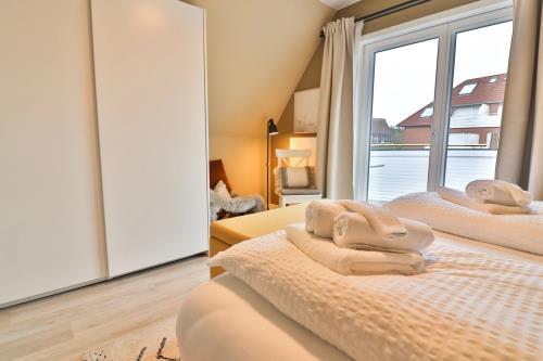 Langeoog Ferienwohnung Vermietung am Meer – Langeooger Viermaster - Gelbes Segel - Schlafzimmer