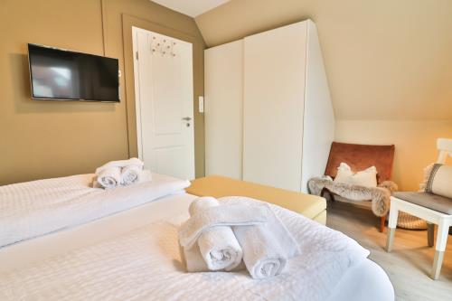 Langeoog Ferienwohnung Vermietung am Meer – Langeooger Viermaster - Gelbes Segel - Schlafzimmer