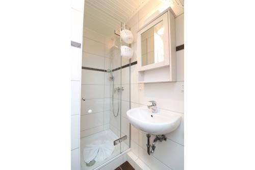 Langeoog Ferienwohnung Vermietung am Meer – Langeooger Viermaster - Grünes Segel - Badezimmer