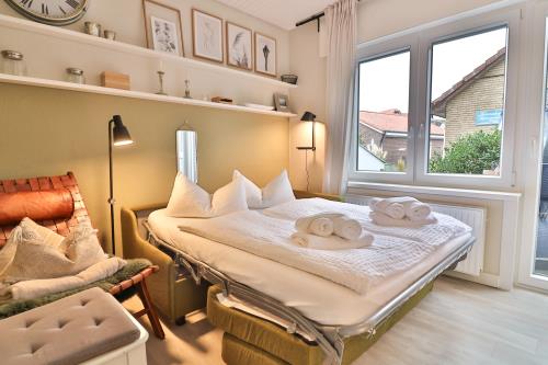 Langeoog Ferienwohnung Vermietung am Meer – Langeooger Viermaster - Grünes Segel - Schlafsofa ausgeklappt