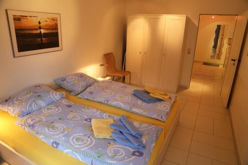 Langeoog Ferienwohnung Langeooger Jahreszeiten - Schlafzimmer: Blick zum Flur