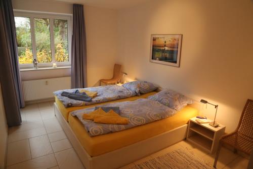 Langeoog Ferienwohnung Langeooger Jahreszeiten - Schlafzimmer: Gartenblick