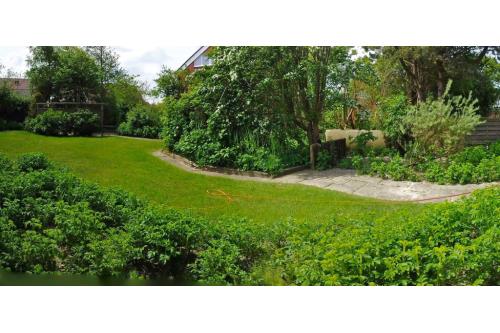 Langeoog Ferienwohnung Langeooger Jahreszeiten - Blick vom Balkon in die Gartenanlage