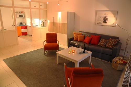 Langeoog Ferienwohnung Langeooger Jahreszeiten - Studio: Sitzgruppe, Blick in die Küche