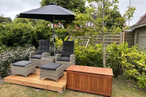 Langeoog Ferienwohnung Mooi Leev - Mooi Leev Terrasse mit Schirm