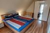 Langeoog Ferienhaus Residenz Inseltraum (Doppelhaushälfte) - Elternschlafzimmer OG Kinderbett / TV